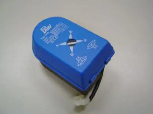 Blaues Remeha-Motor für Umschaltventil mit einem Pfeil-Design, zur Steuerung der Strömungsrichtung in Heizungsanlagen. Kabel an der Unterseite sichtbar.